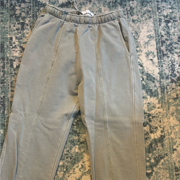 Local brand!! Cropped sweatpants - Picture 2 of 6